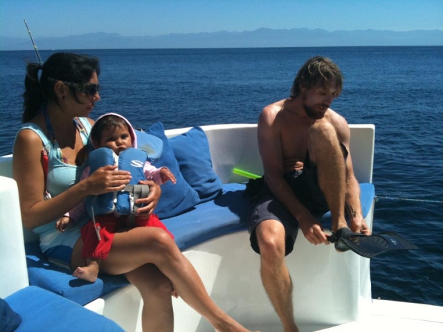 Colocando el equipo de snorkel